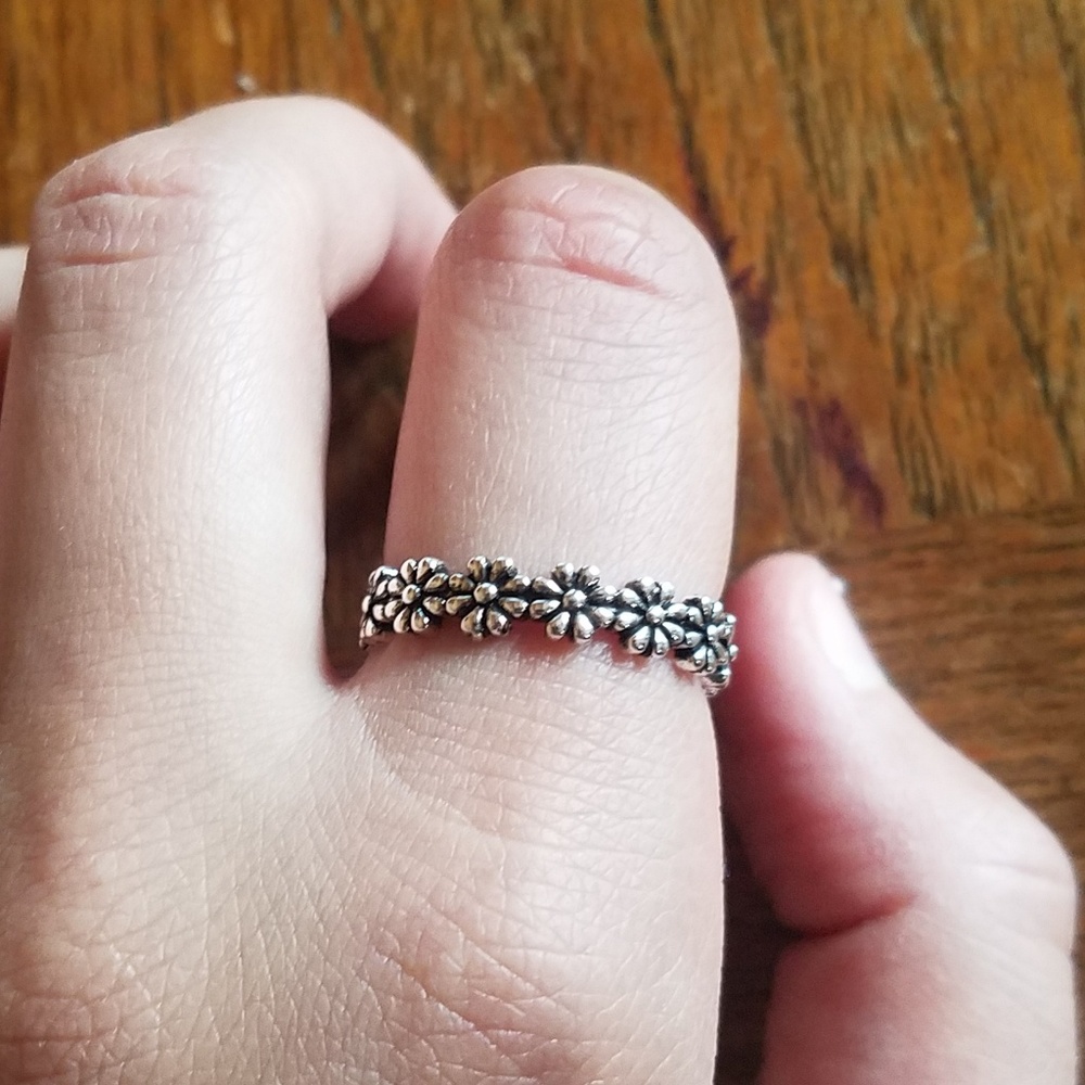 NWOT Silver Flower Ring - Picture 6 of 8